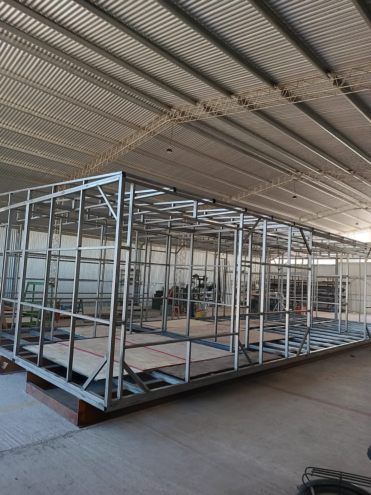 Producción en serie de estructuras en galpón