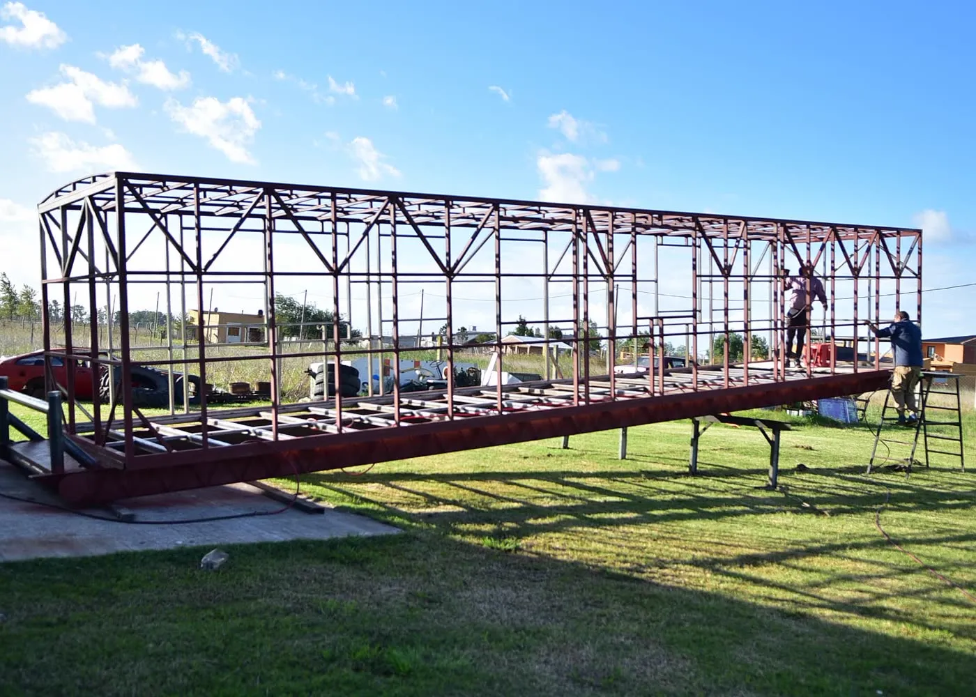 Estructura metálica en proceso dentro del galpón de planta