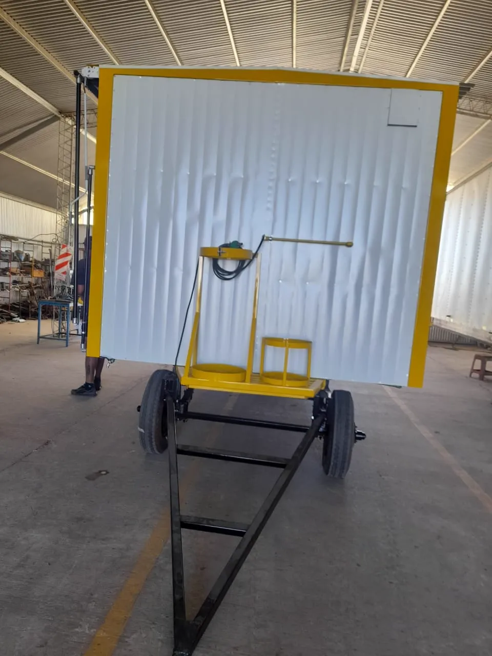 Box modular con acceso y escalera en planta