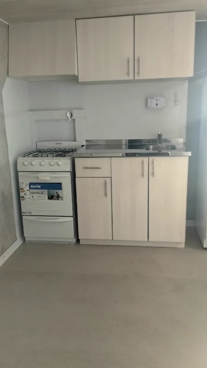 Cocina con muebles blancos