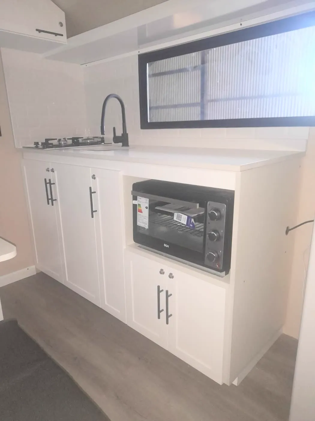 Cocina con muebles y horno