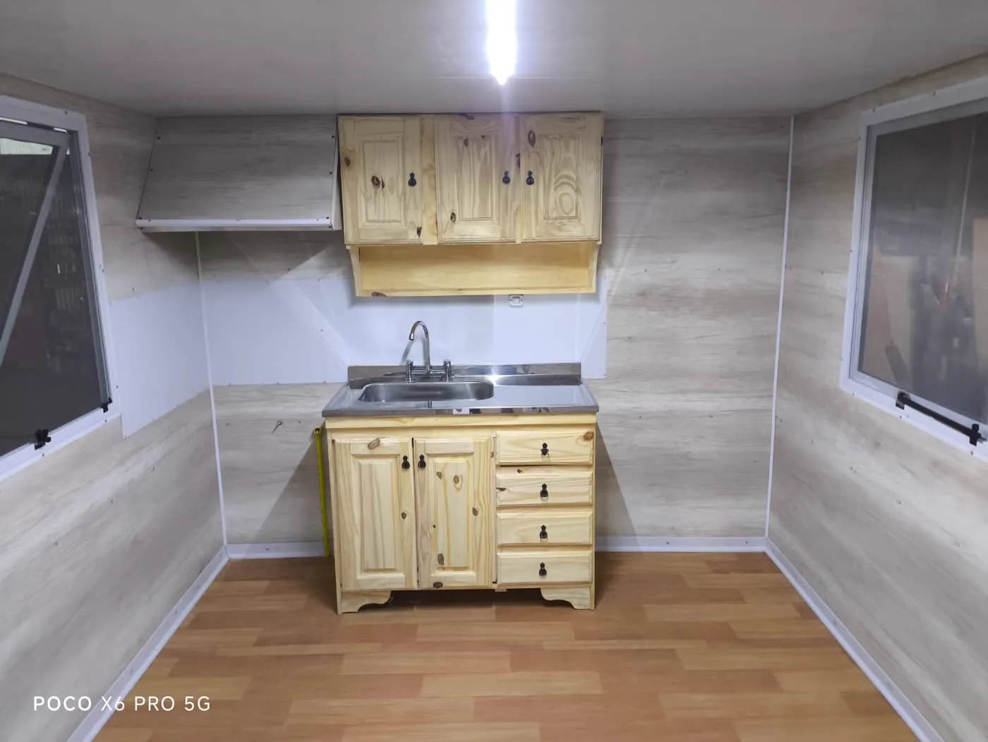 Cocina con muebles de madera